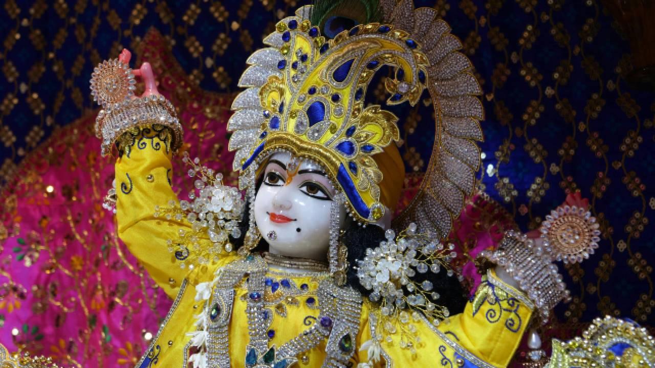 Shri Krishna Janmasthan Temple, Mathura
Built on the exact site where Lord Krishna was born, this temple complex is located in Mathura, Uttar Pradesh. It’s considered one of the holiest places for Krishna devotees, especially during Janmashtami when massive crowds gather to celebrate his birth